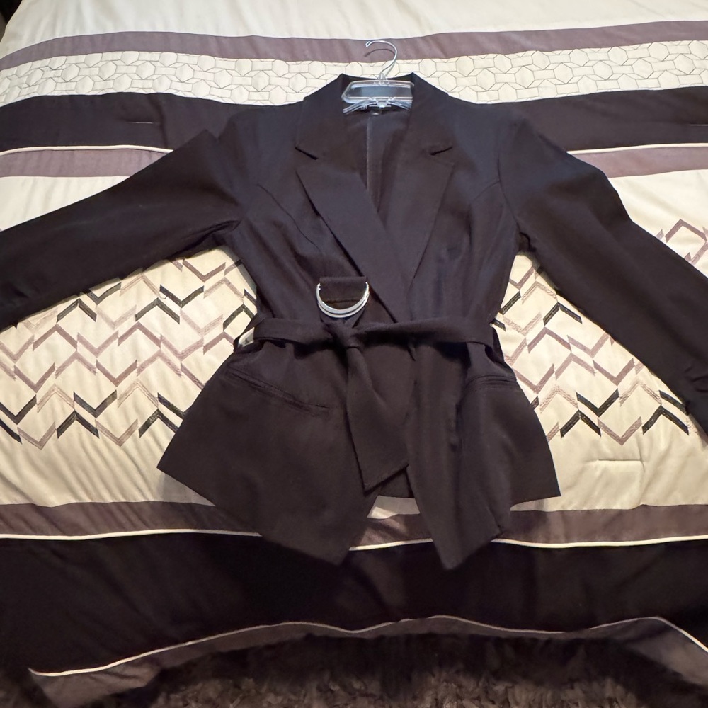 Black fitted blazer stretch to it fits great fitted